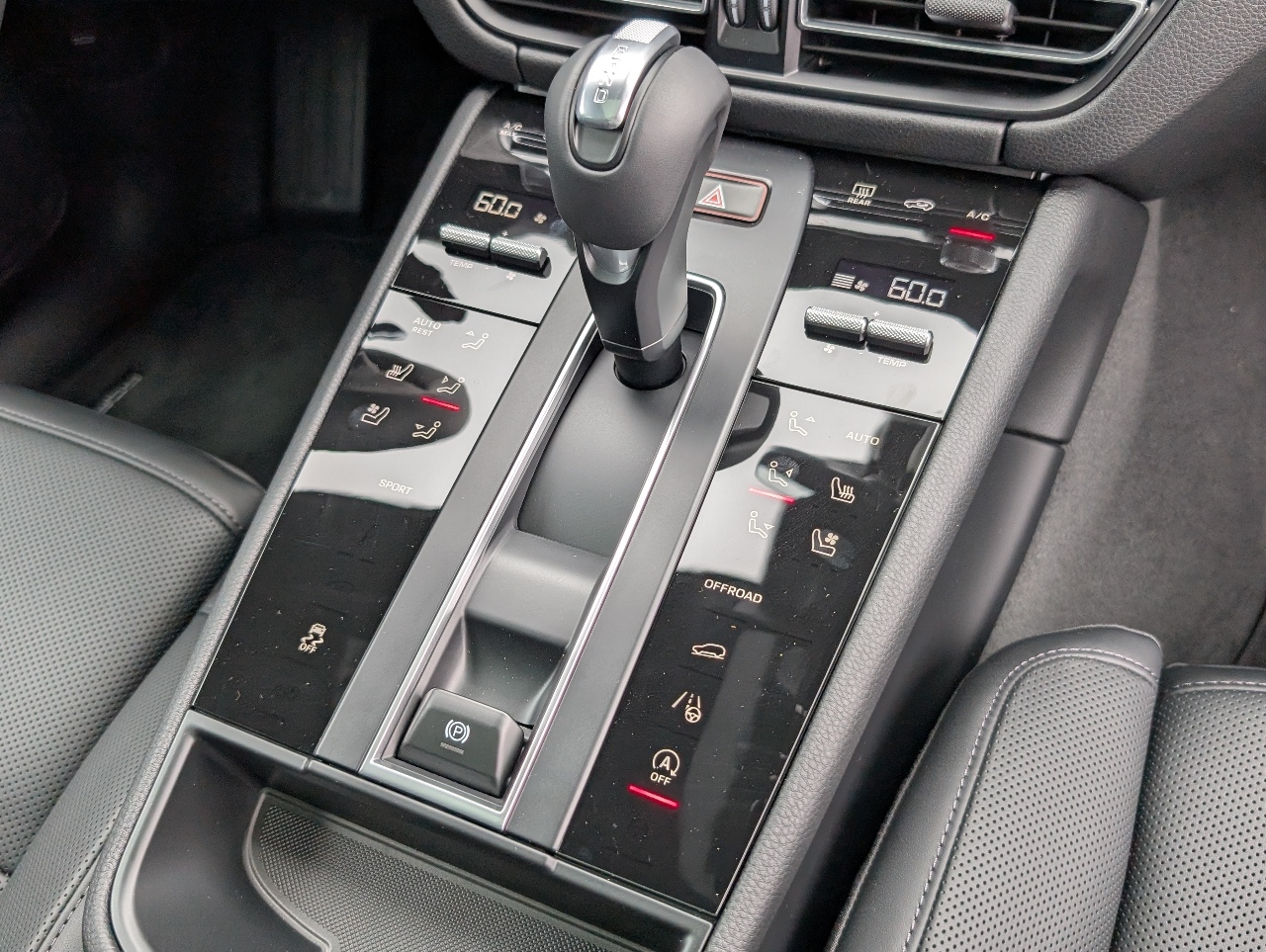 2025 Porsche Macan T photo 15