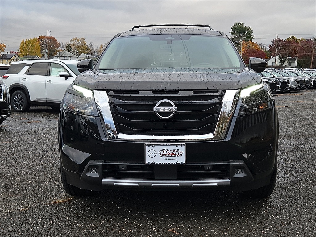 2025 Nissan Pathfinder SL photo 2