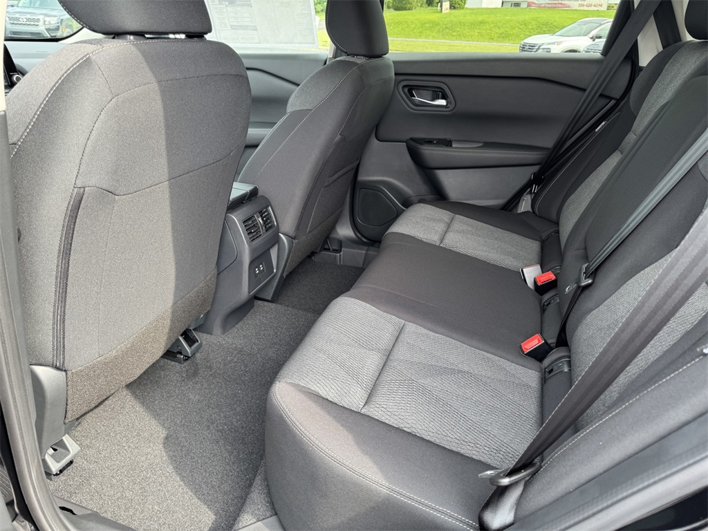 2025 Nissan Rogue SV photo 10