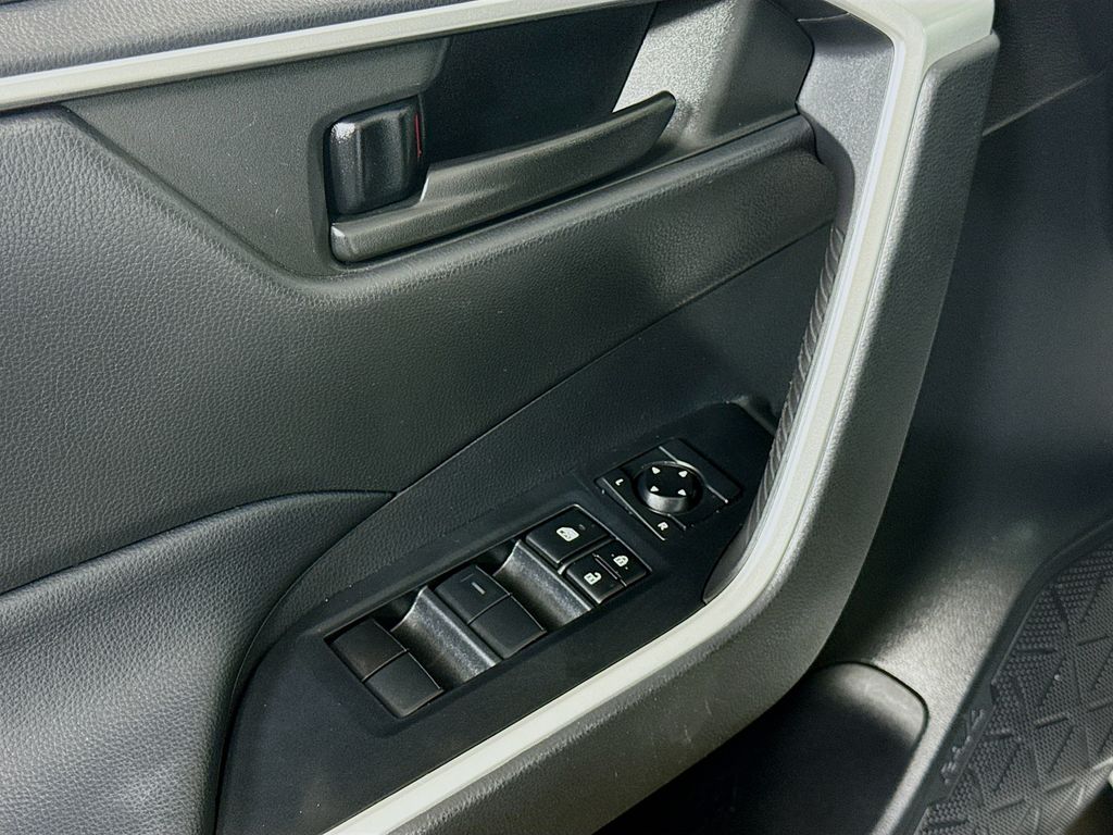 2022 Toyota RAV4 Hybrid LE photo 16
