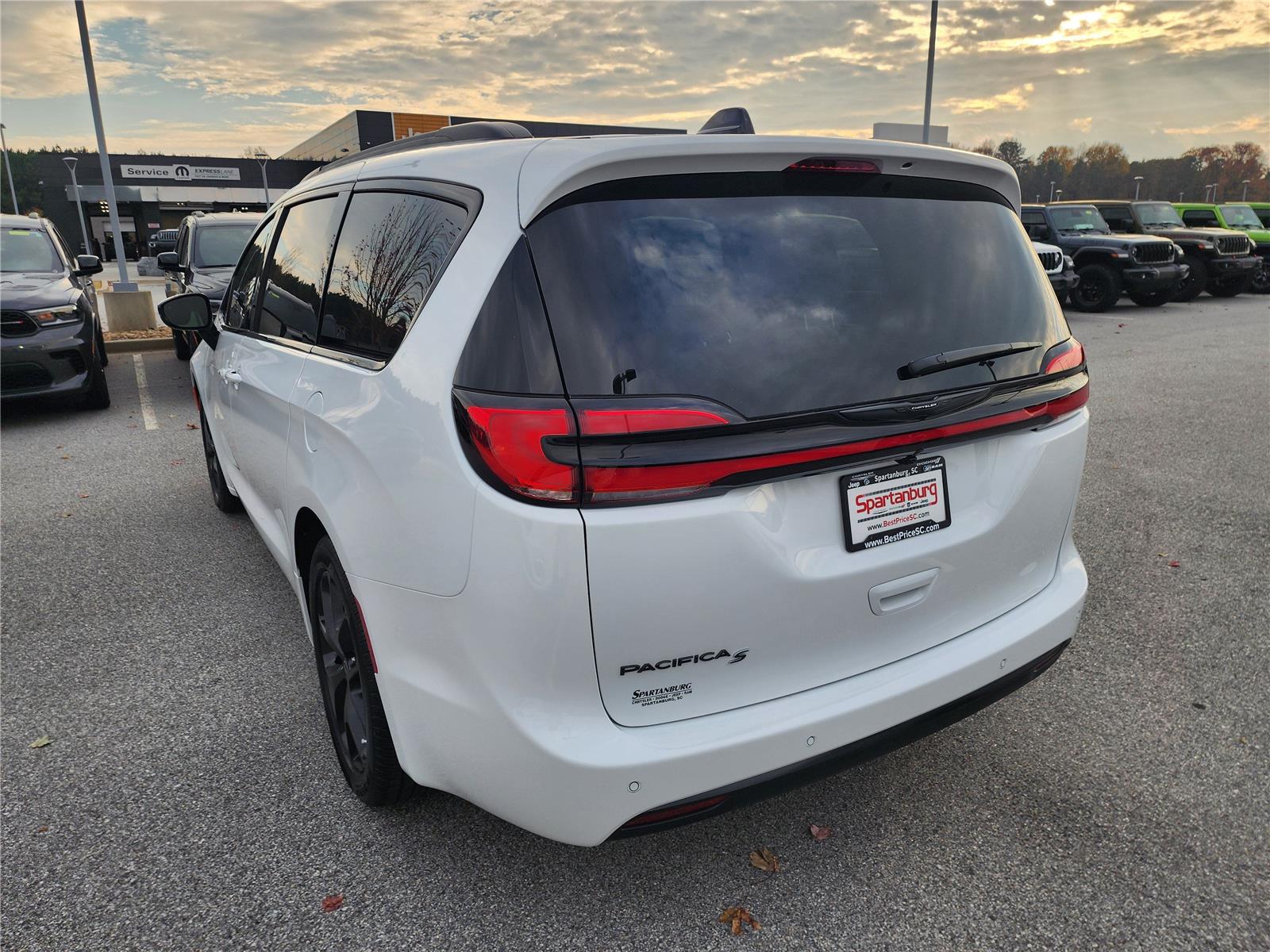 2026 Chrysler Pacifica photo 3