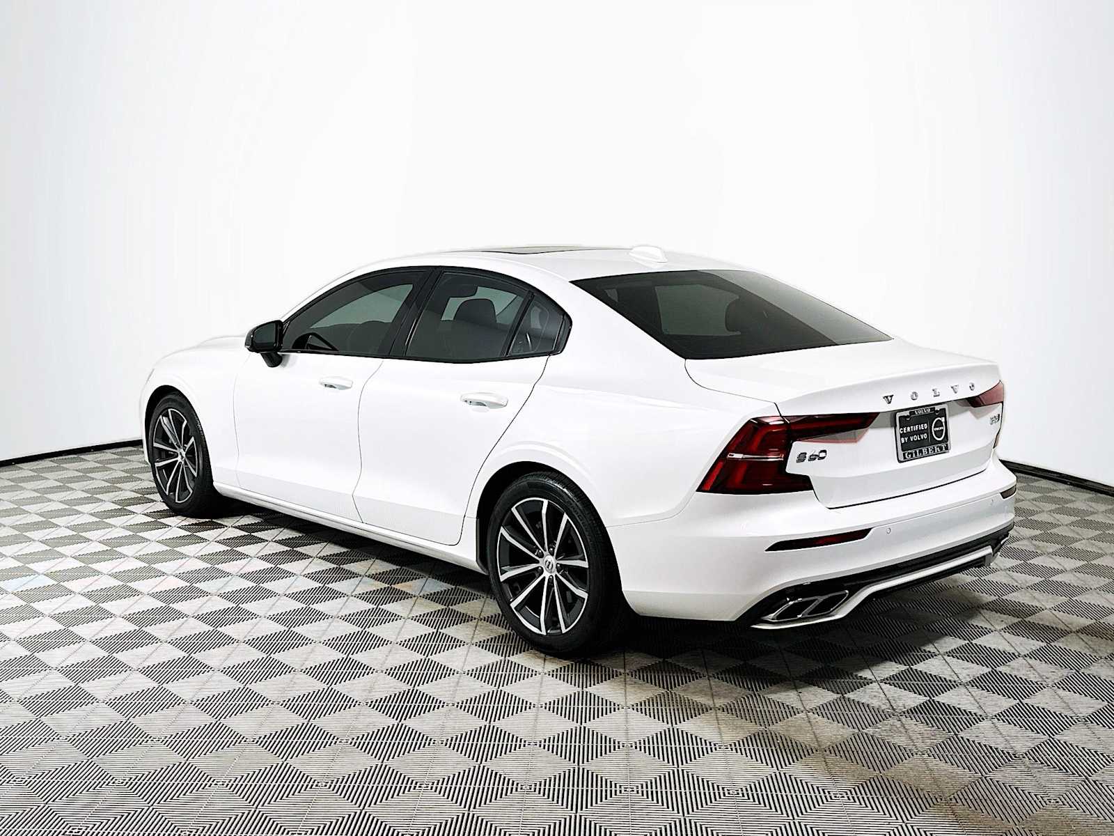 2022 Volvo S60 Inscription R-Design Expression T8 Momentum B5 photo 4