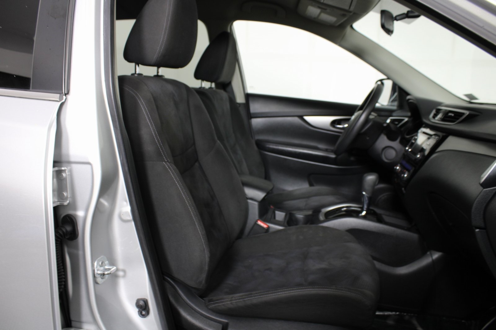 2015 Nissan Rogue SV photo 14