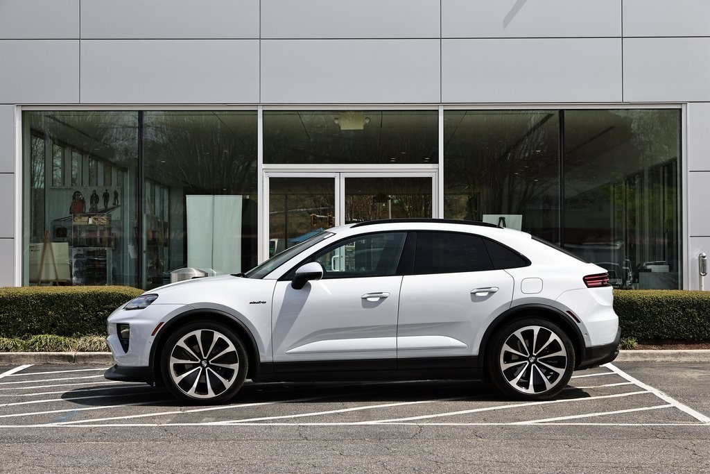2025 Porsche Macan 4 Electric photo 2