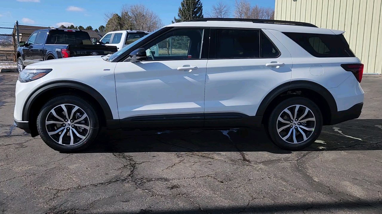 2025 Ford Explorer ST-Line photo 2