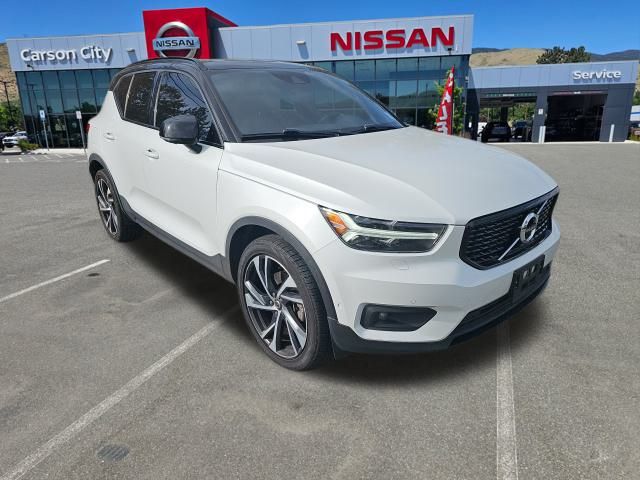 2020 Volvo XC40 R-Design photo 4