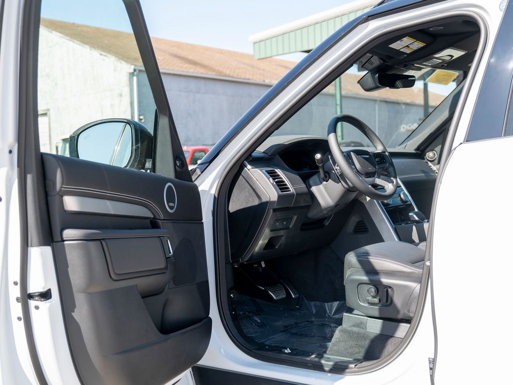 2025 Land Rover Discovery SE photo 6