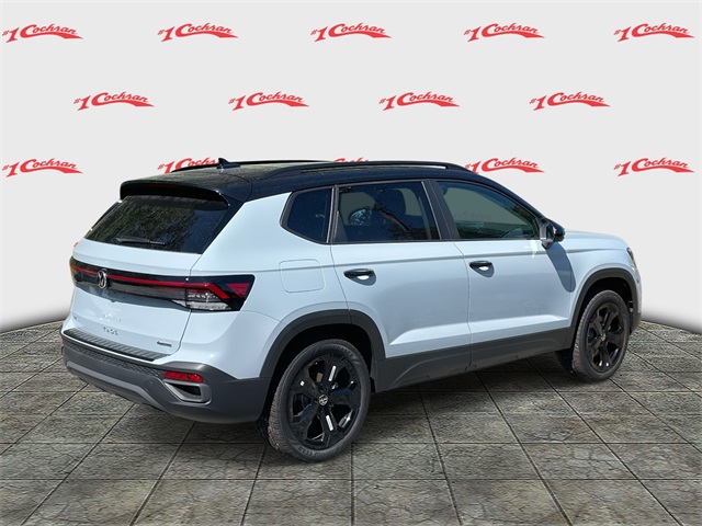 2025 Volkswagen Taos SE photo 2