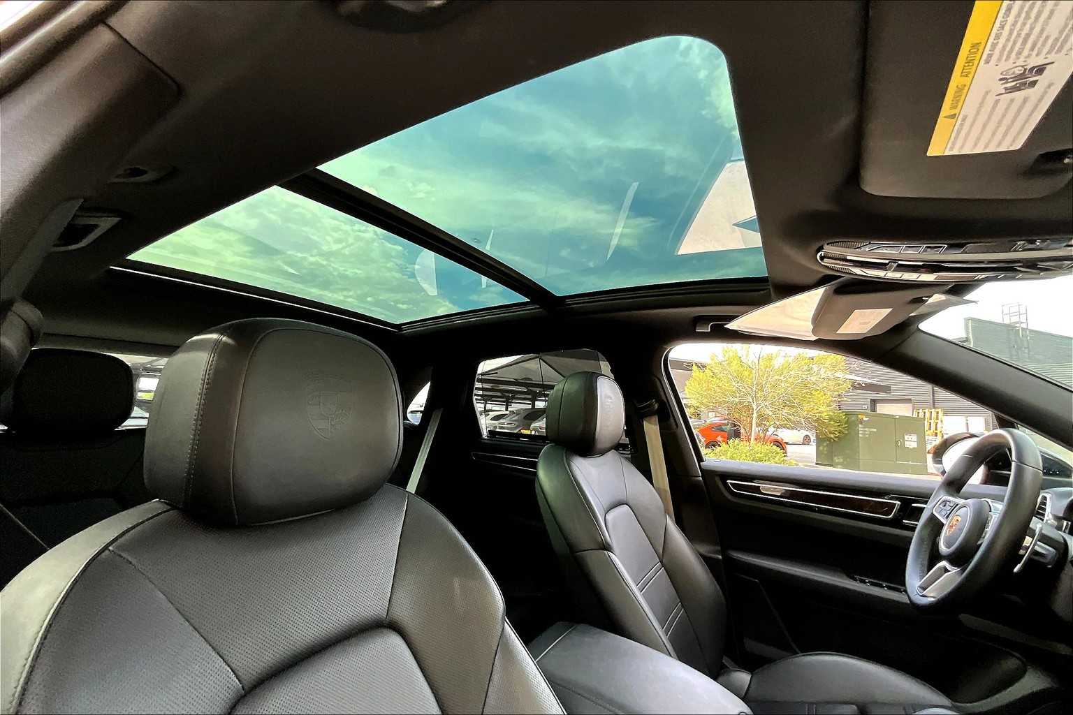 2023 Porsche Cayenne Turbo photo 17
