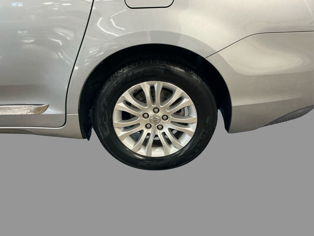 2013 Toyota Sienna XLE photo 16