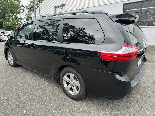 2015 Toyota Sienna LE photo 2