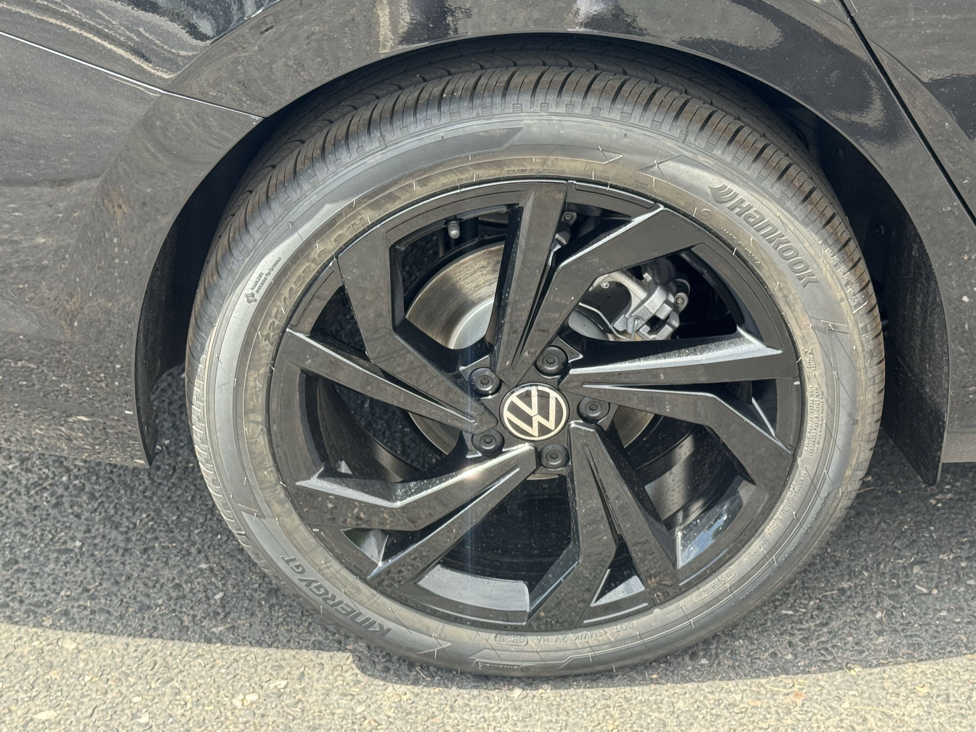2025 Volkswagen Jetta SE photo 2