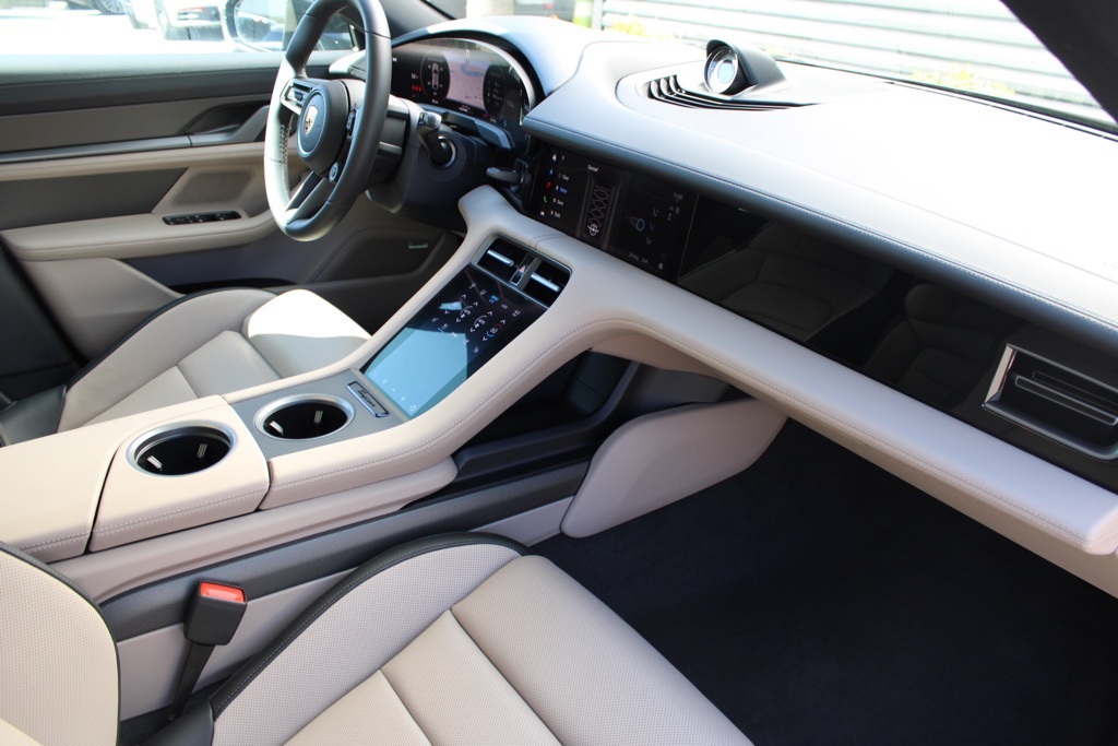 2025 Porsche Taycan 4S Cross Turismo photo 17