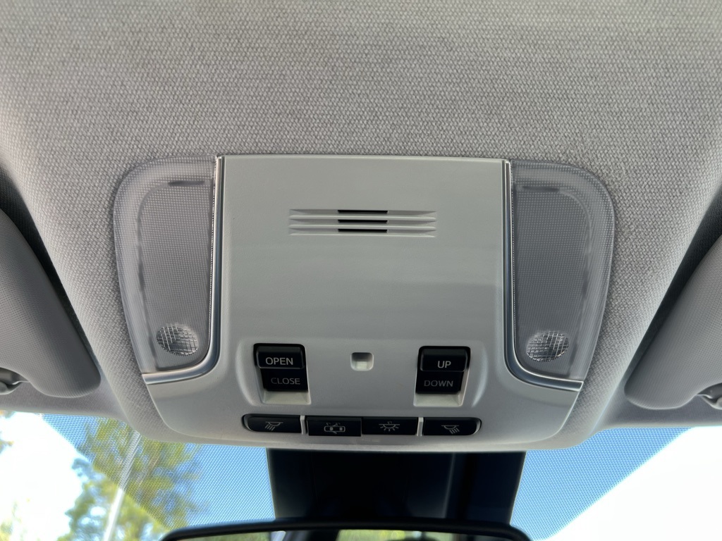 2016 Toyota Prius Four photo 22