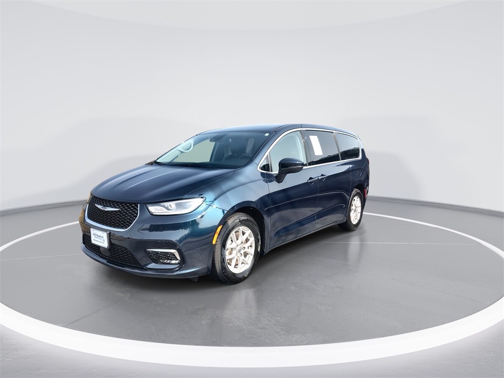 2023 Chrysler Pacifica Touring L photo 3