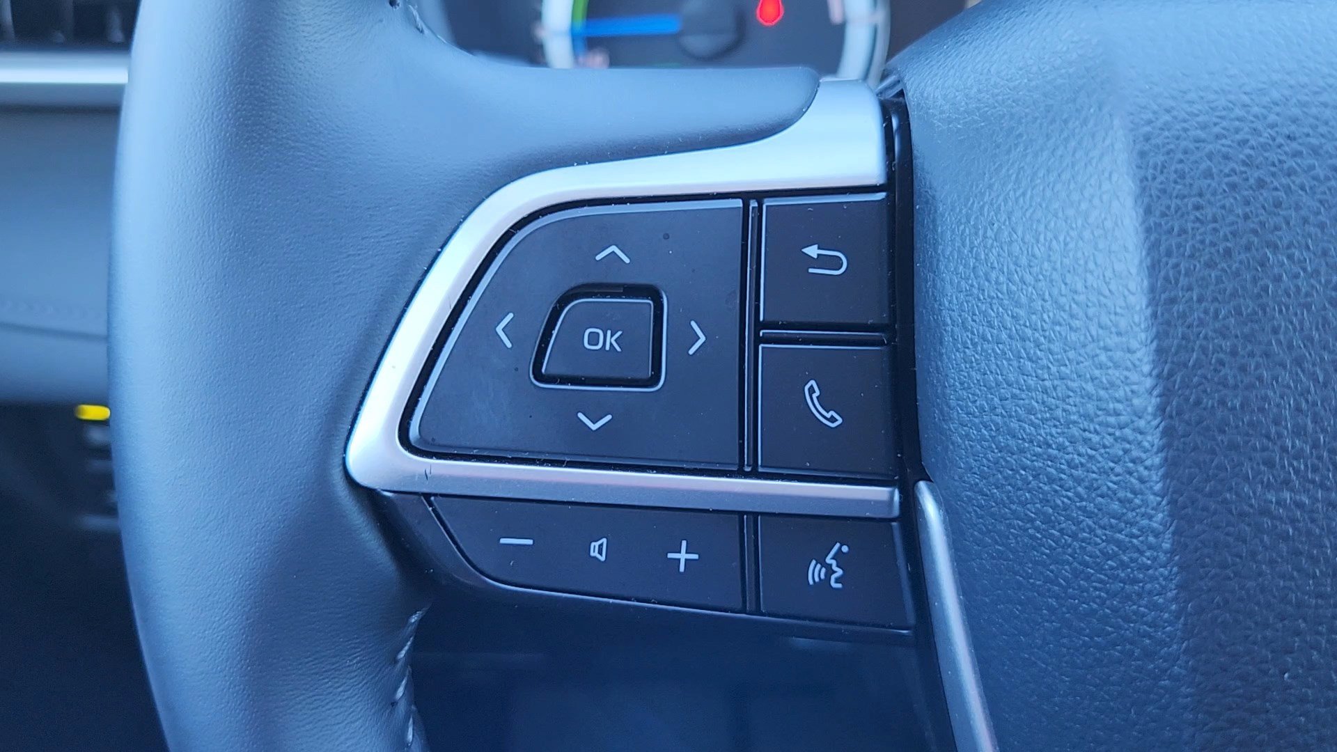2024 Toyota Highlander Hybrid LE photo 11