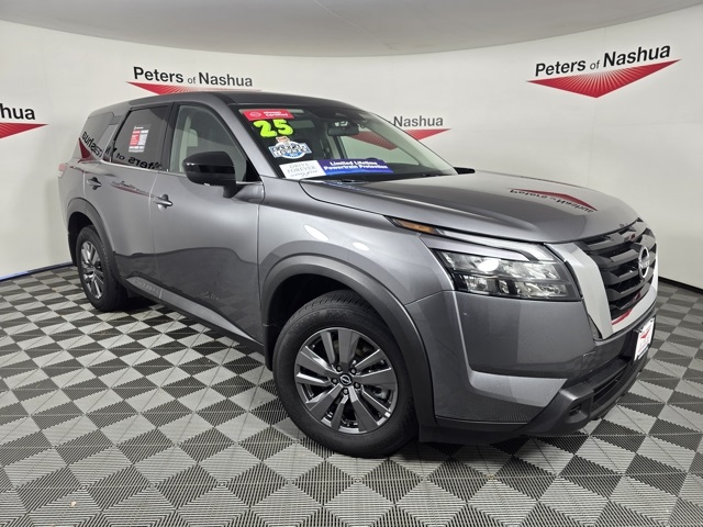 2025 Nissan Pathfinder S's photo