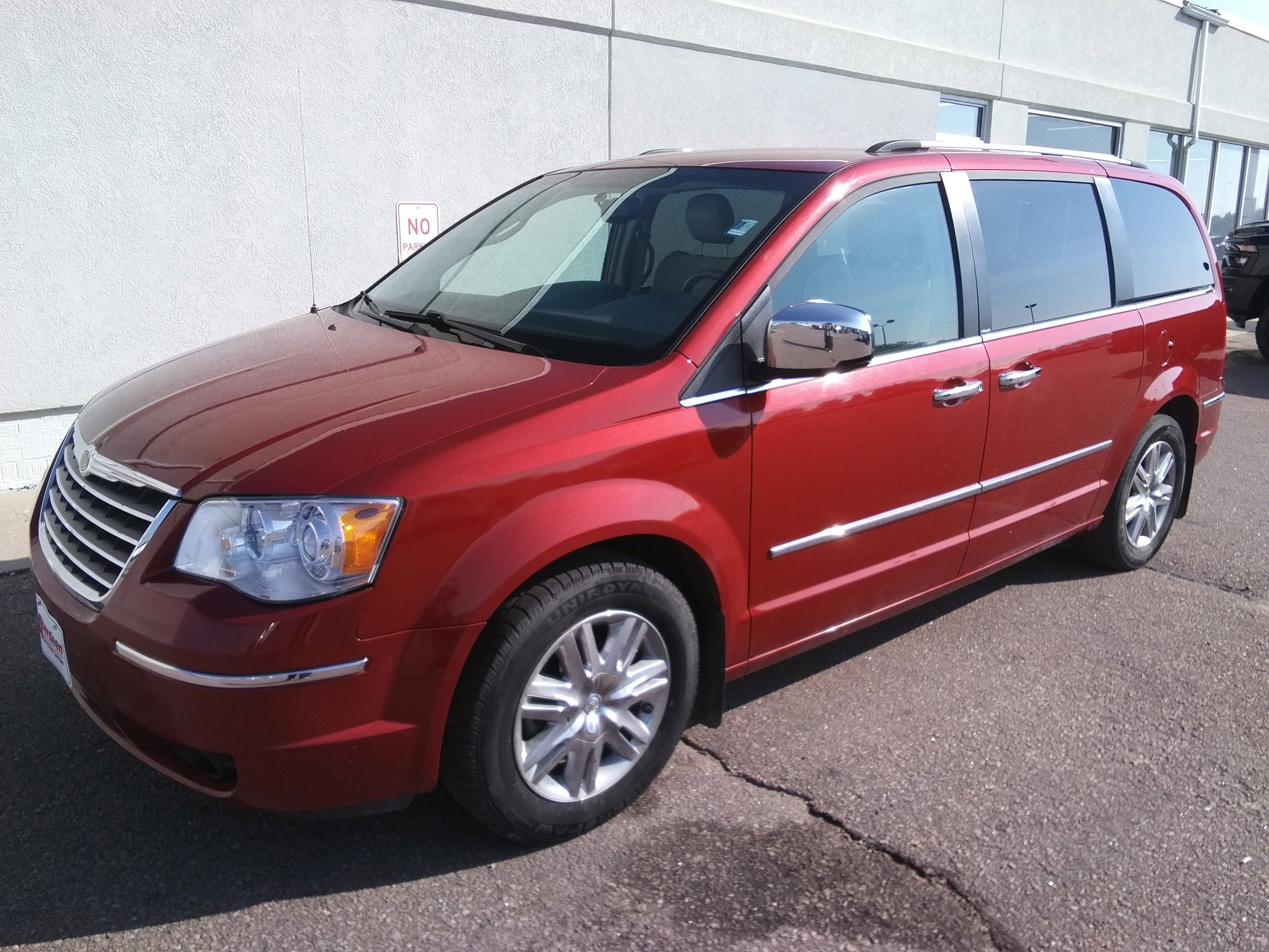 Used 2008 Chrysler Town & Country Limited with VIN 2A8HR64X78R758477 for sale in Aberdeen, SD
