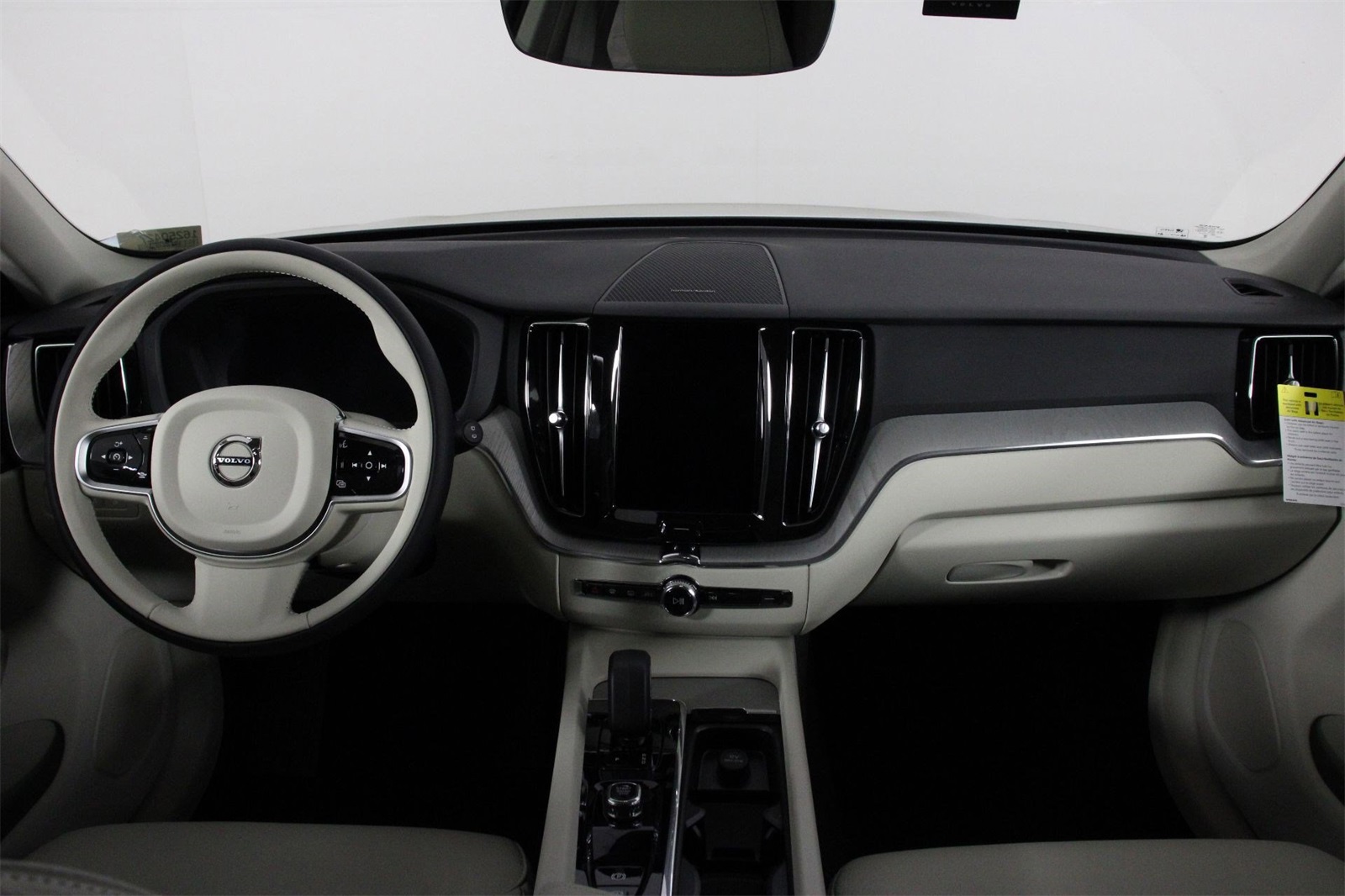 2025 Volvo XC60 Hybrid T8 Plus photo 4