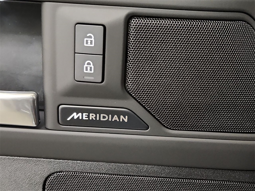 2025 Land Rover Defender 110 S photo 32