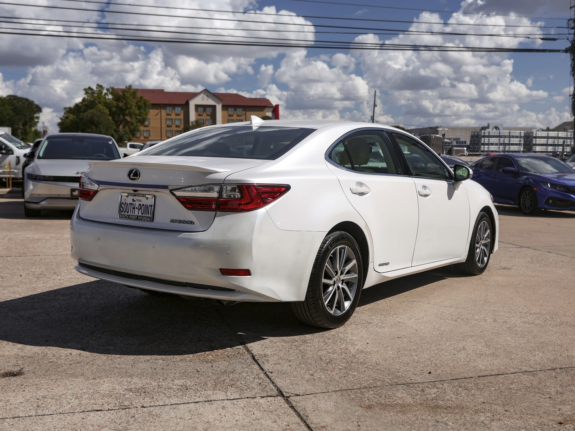 2016 Lexus ES 300h photo 3