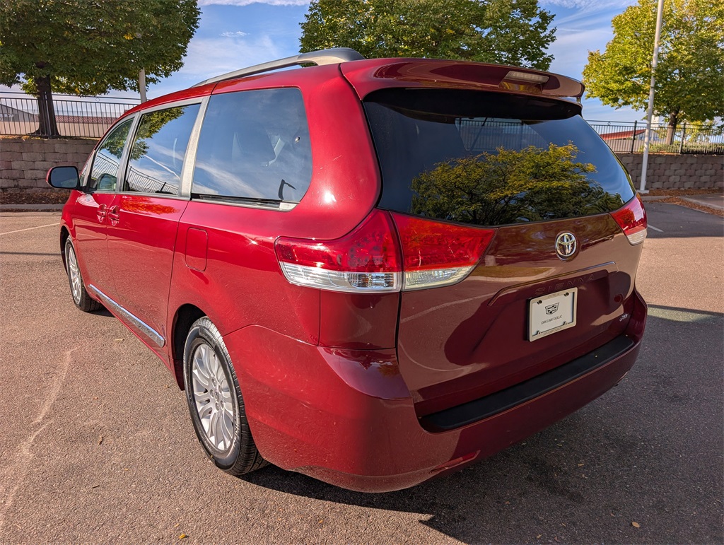 2014 Toyota Sienna XLE photo 3