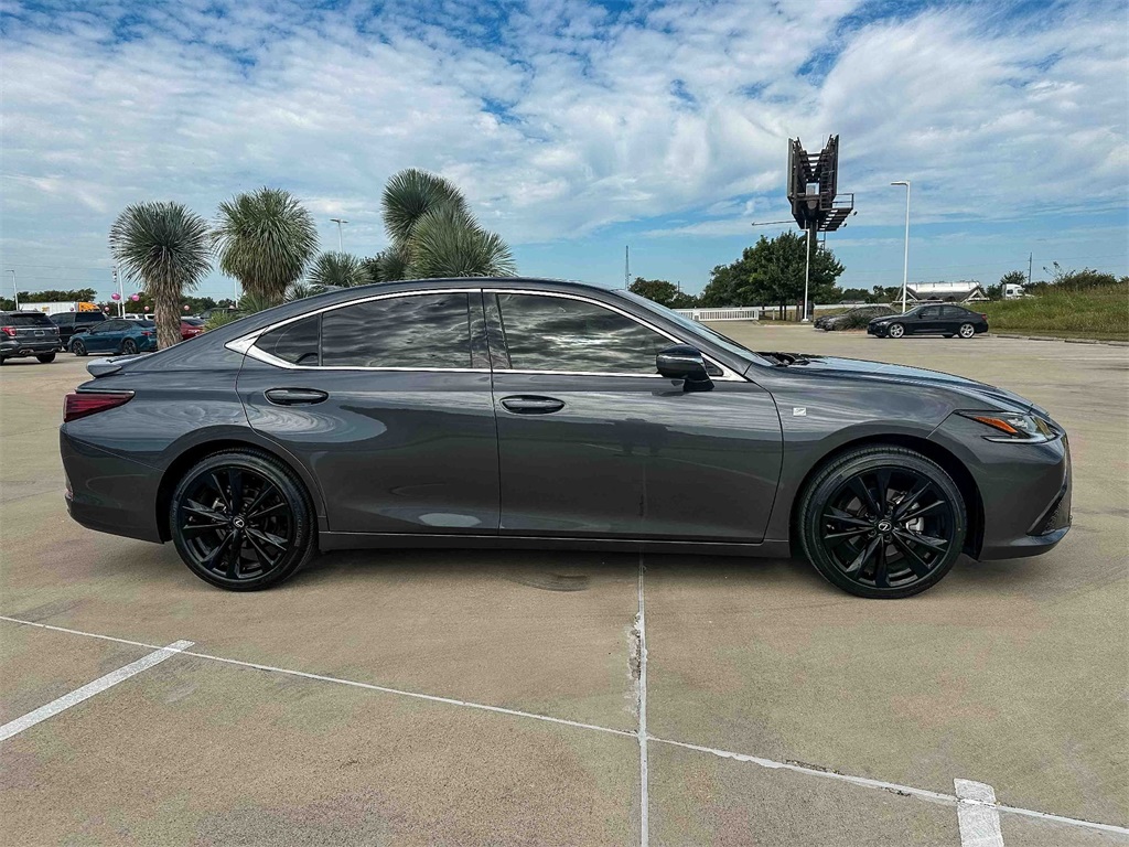 2024 Lexus ES 300h photo 2