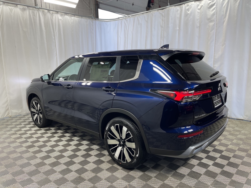 2025 Mitsubishi Outlander SE photo 4