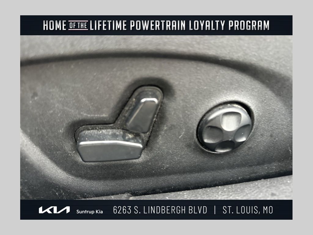 2016 Chrysler 200 Limited's photo