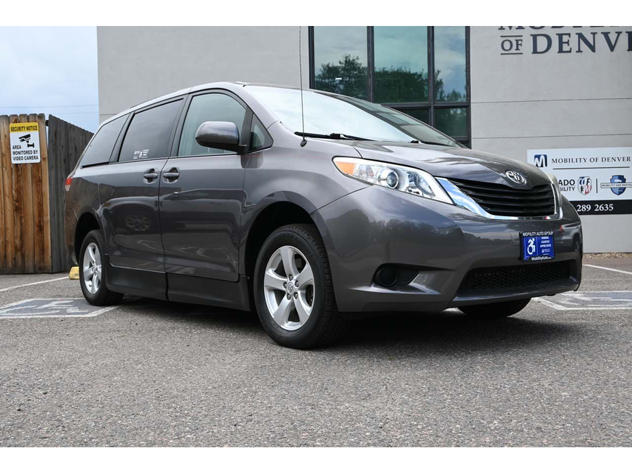 2012 Toyota Sienna LE photo 3