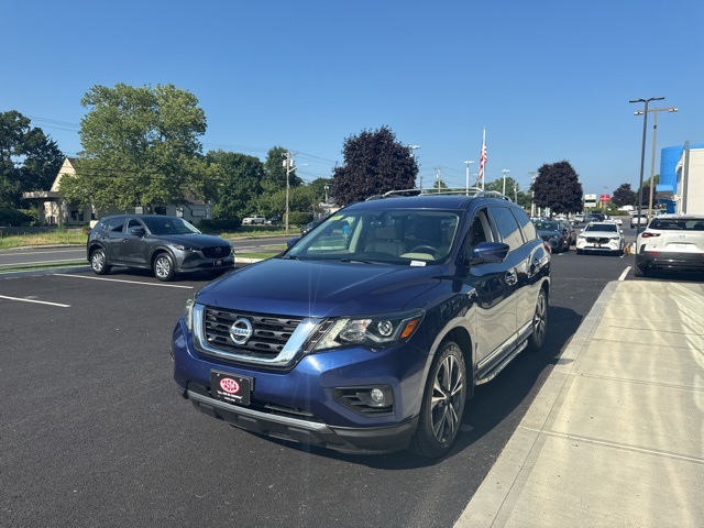 2018 Nissan Pathfinder Platinum photo 2