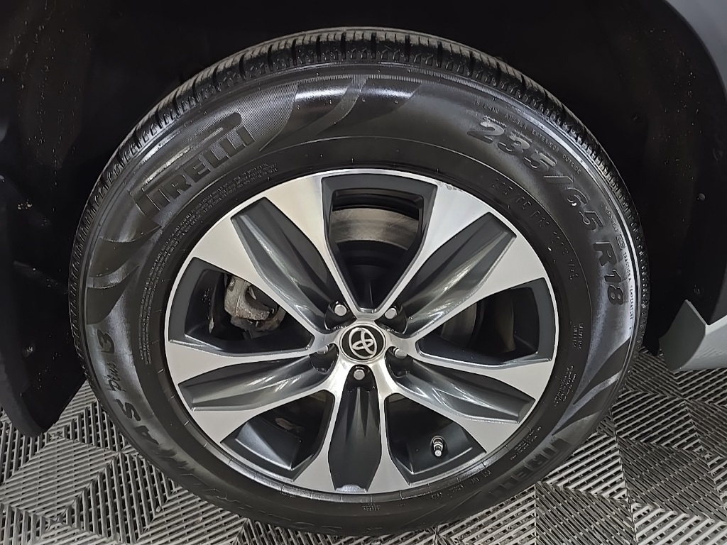 2021 Toyota Highlander XLE photo 12