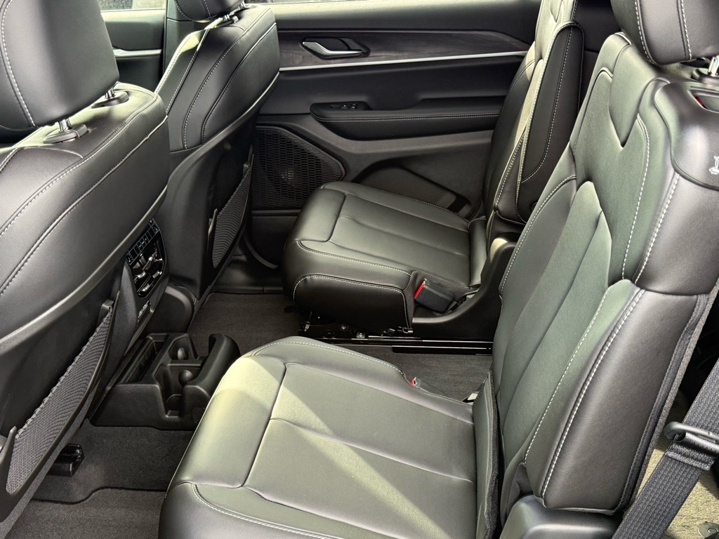 2025 Jeep Grand Cherokee Limited photo 4