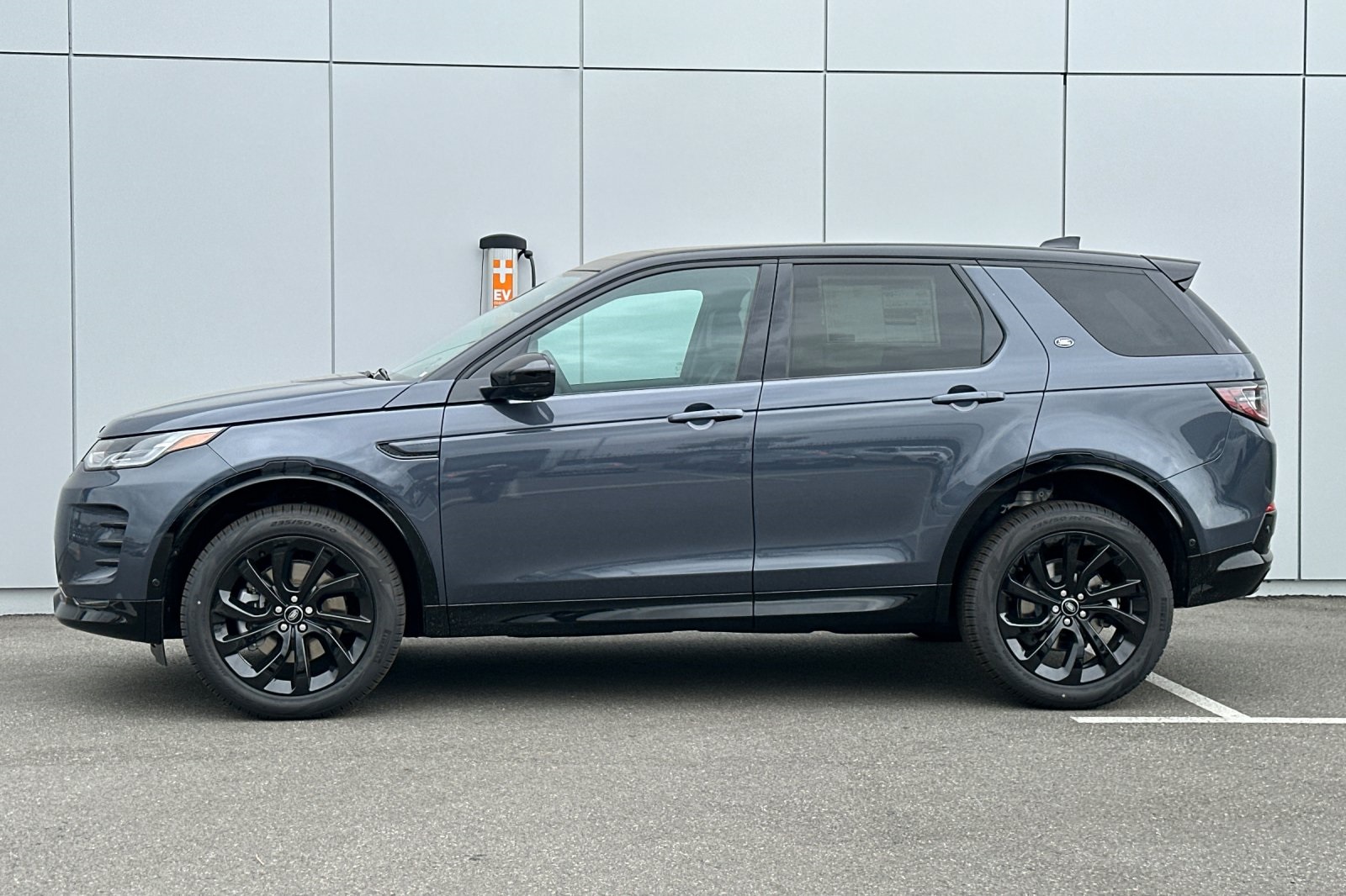 2025 Land Rover Discovery Sport Dynamic SE photo 2