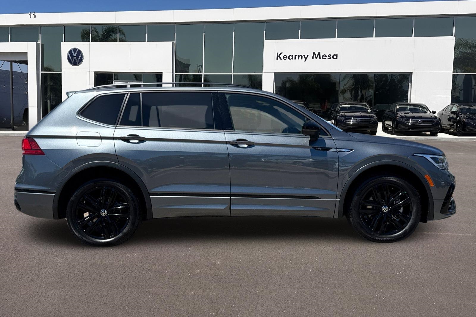 2022 Volkswagen Tiguan SE R-Line Black photo 3