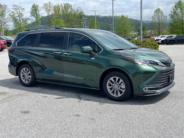 2022 Toyota Sienna XLE photo 2