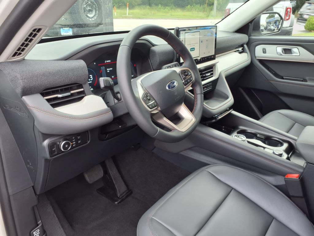 2025 Ford Explorer photo 10
