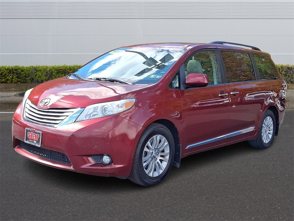 2017 Toyota Sienna XLE photo 2