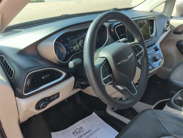 2022 Chrysler Pacifica Touring L photo 2
