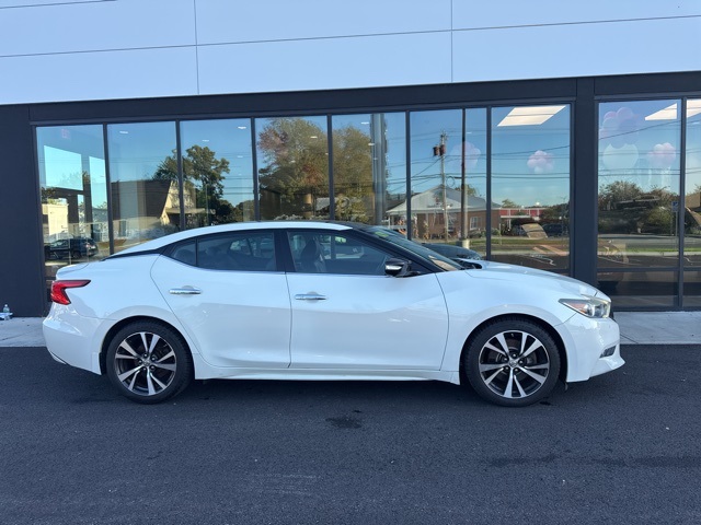 2017 Nissan Maxima Platinum photo 2