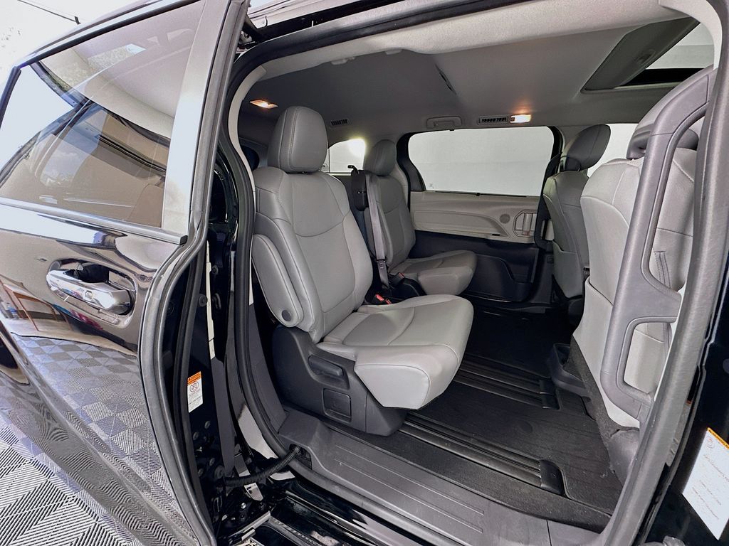 2023 Toyota Sienna XLE photo 27