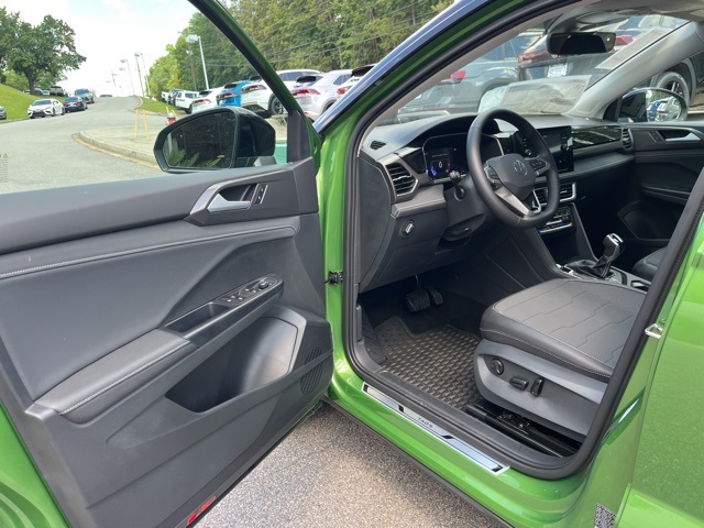 2025 Volkswagen Taos SE photo 4