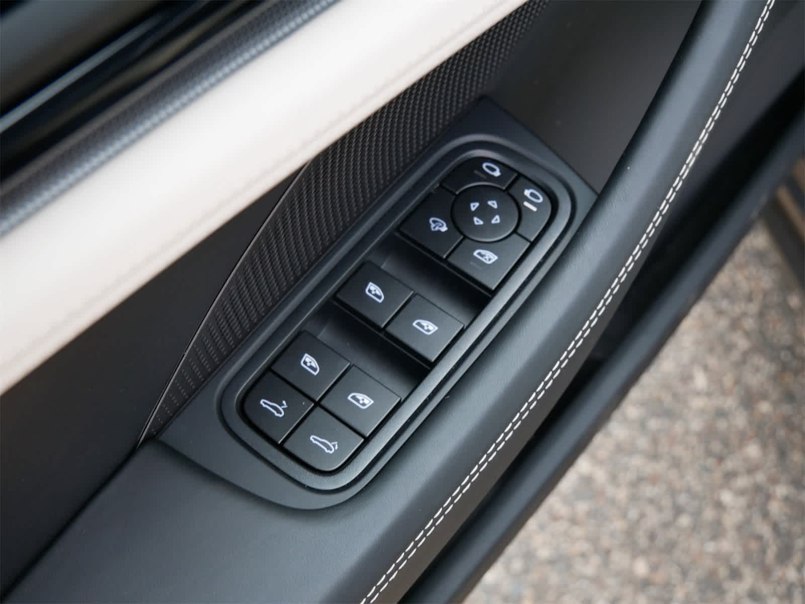 2025 Porsche Panamera 4 photo 9