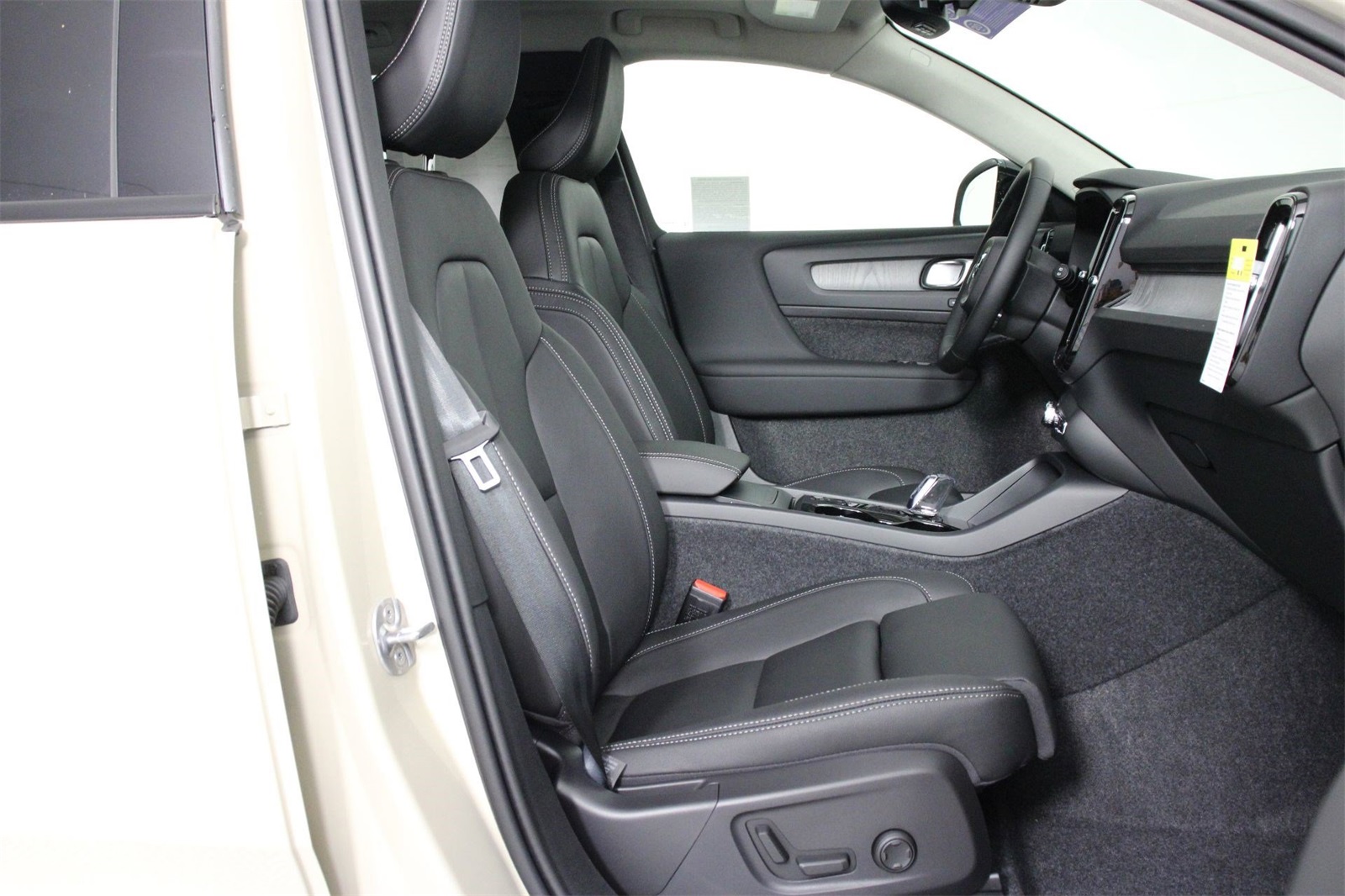 2026 Volvo XC40 photo 10