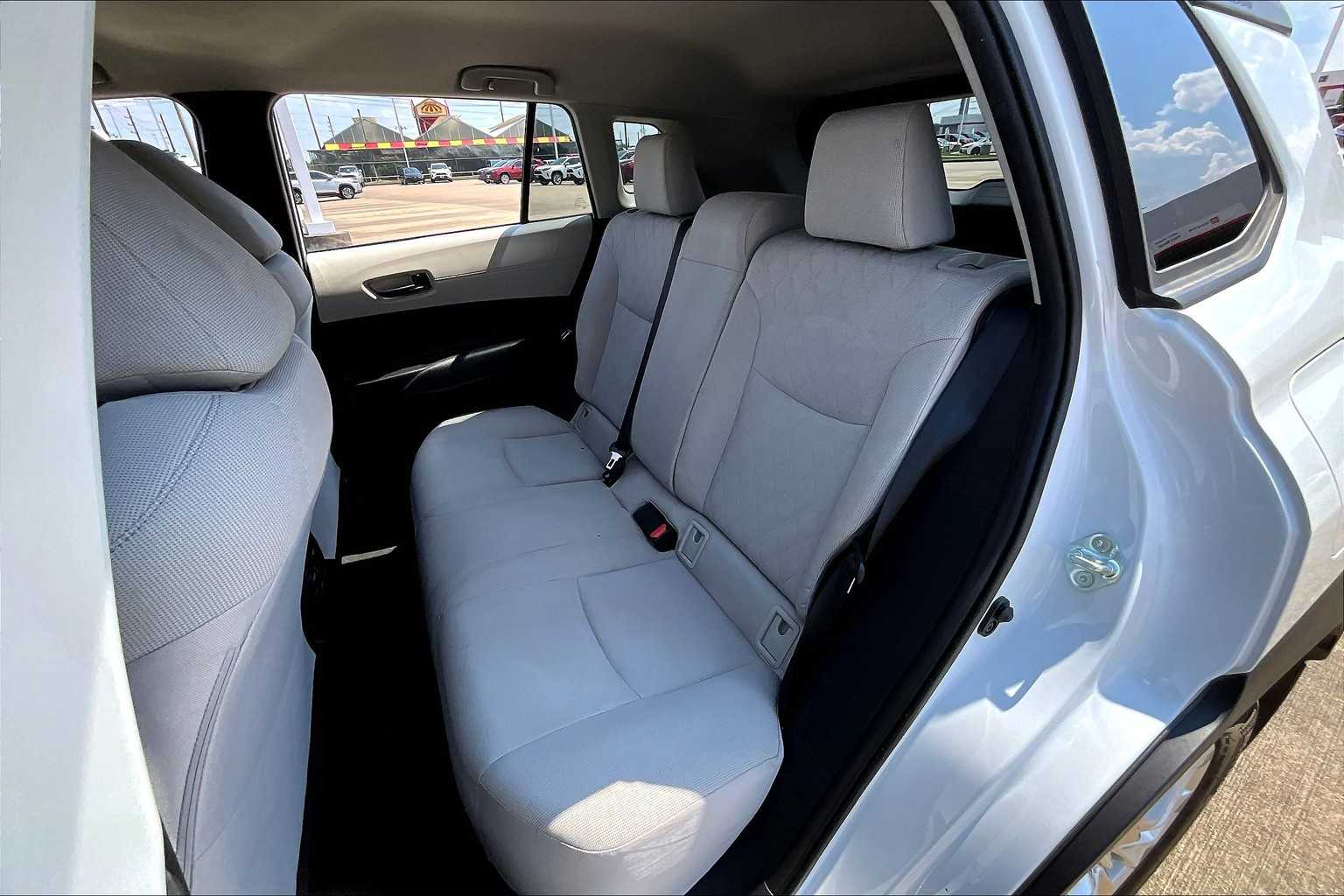 2023 Toyota Corolla Cross LE photo 18