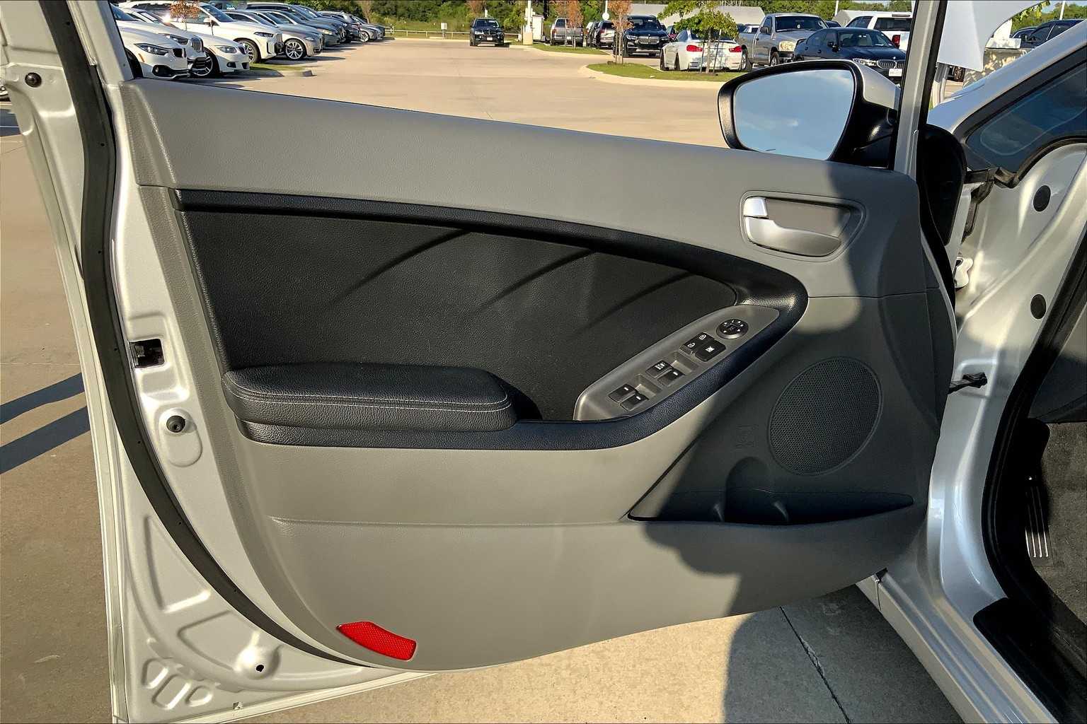 2017 Kia Forte LX Base photo 25