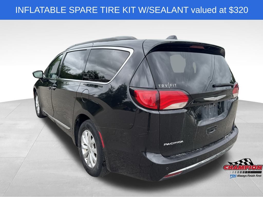 2017 Chrysler Pacifica Touring L photo 3