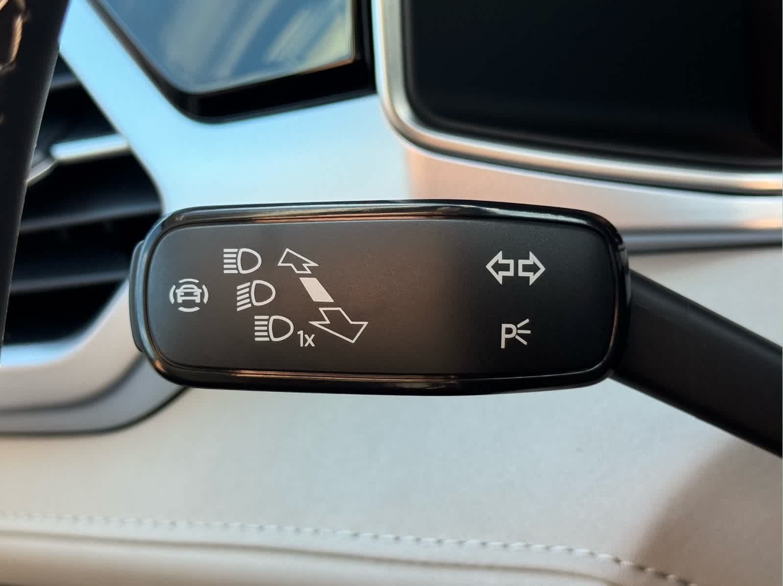 2025 Volkswagen Taos SE photo 12