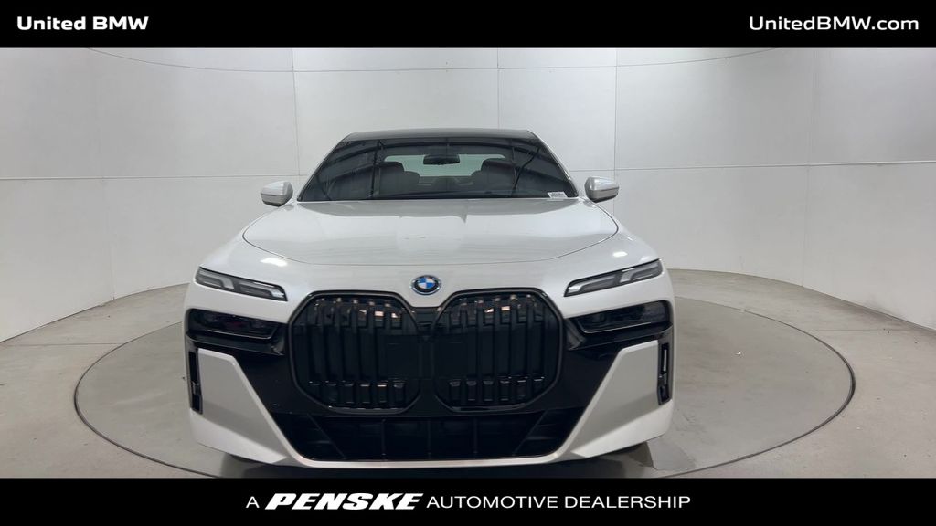 2026 Bmw 750e photo 3