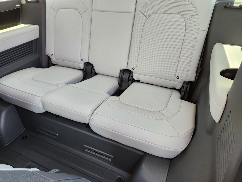 2025 Land Rover Defender 130 X-Dynamic SE photo 20